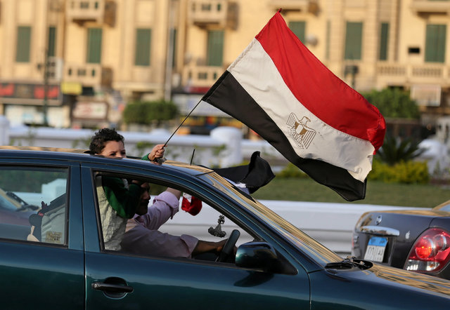 A boy and his father carry Egyptian flags as they support Egyptian President Abdel Fattah al-Sisi at Tahrir square in Cairo, Egypt, November 11, 2016. (Photo: Reuters)