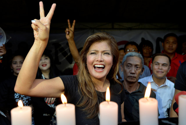 Governor Imee Marcos, daughter of the late dictator Ferdinand Marcos, flashes the peace sign which is commonly associated with her father, during a rally in front of the Supreme Court in Manila, Philippines November 7, 2016. (Photo: Retuers)