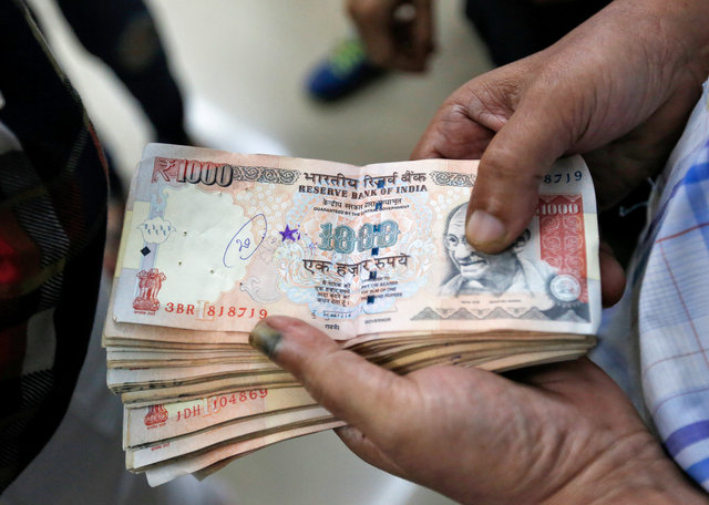 A customer waits to deposit 1000 Indian rupee banknotes in a cash deposit machine at bank in Mumbai, India, November 8, 2016. (Photo: Reuters)