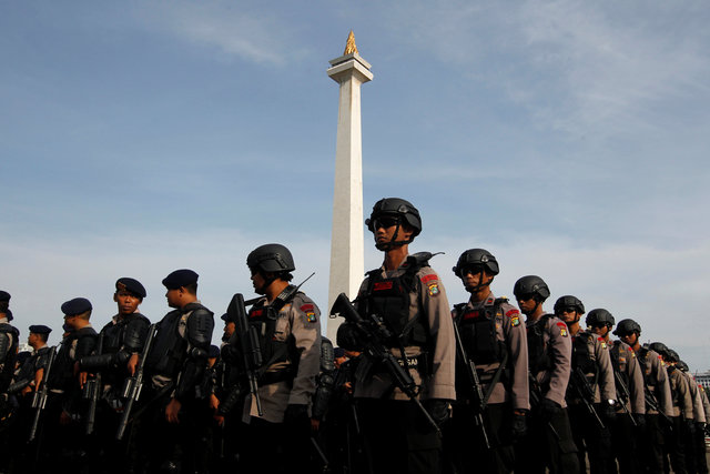 Anti-riot police stand during security preparations ahead of Friday's planned protest by hardline Muslim groups in Jakarta, Indonesia, November 2, 2016. REUTERS/Iqro Rinaldi