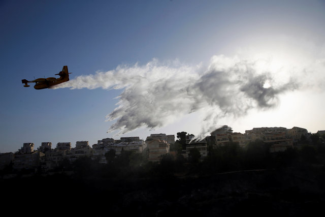 A firefighting plane drops fire retardant during wildfire over the northern city of Haifa, Israel November 25, 2016. (Photo: Reuters)