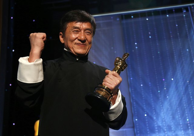Actor Jackie Chan poses with his Honorary Award at the 8th Annual Governors Awards in Los Angeles, California, U.S., November 12, 2016. (Photo: Reuters)