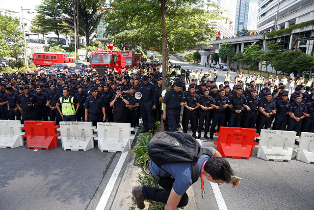 Police form a barricade to block pro-democracy group Bersih from marching during a 1MDB protest, calling for Malaysian Prime Minister Najib Abdul Razak to resign, in Kuala Lumpur, Malaysia November 19, 2016. (Photo: Reuters)