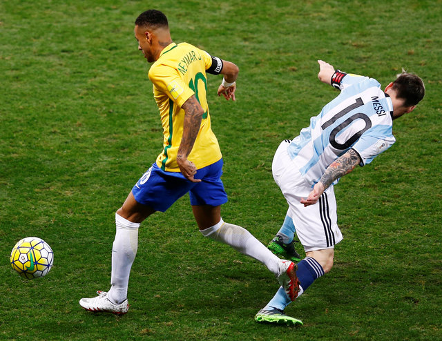 Messi mờ nhạt trước màn trình diễn của người đồng đội đang chung CLB Neymar (áo vàng). Photo Courtesy: Reuters