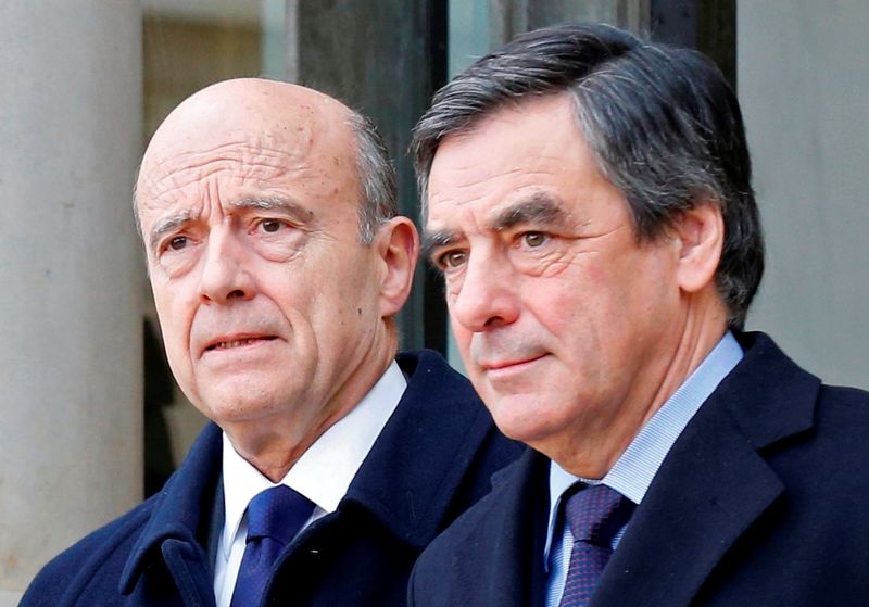 Cựu Thủ tướng François Fillon (phải) và ông là Alain Juppé (trái) sẽ cùng nhau tranh đấu để trở thành người đại diện của đảng Cộng Hòa. Photo Courtesy: Reuters