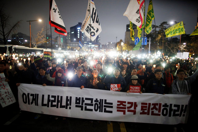 People march toward the Presidential Blue House during a protest calling South Korean President Park Geun-hye to step down in Seoul, South Korea, November 19, 2016. (Photo: Reuters)