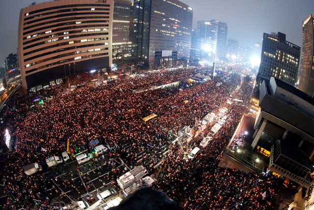 South Koreans hold candles during a rally against President Park Geun-Hye on a main street in Seoul, South Korea, 26 November 2016. (Photo: Reuters)