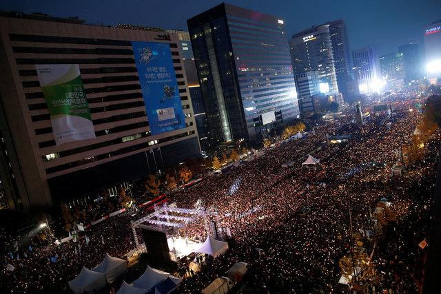 People take part in a rally calling for President Park Geun-hye to step down in central Seoul, South Korea, November 12, 2016. (Photo: Reuters)