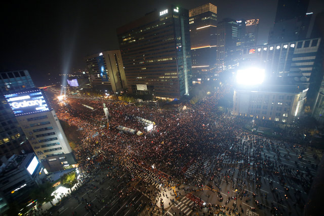 Tens of thousands of South Korean people take part in a rally calling on embattled President Park Geun-hye to resign over a growing influence-peddling scandal, in central Seoul, South Korea, November 5, 2016. (Photo: Reuters)