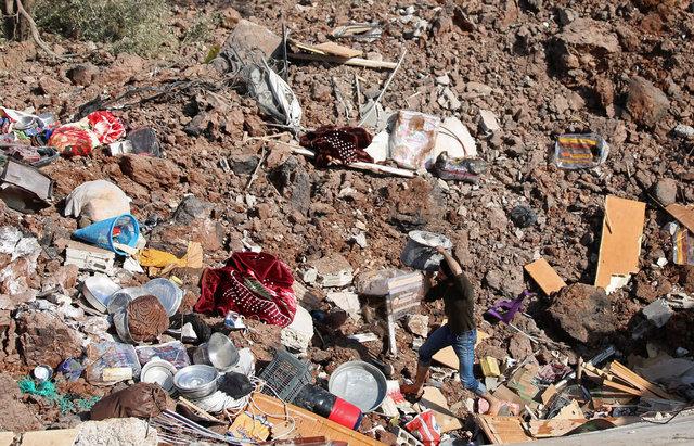 A man salvages belongings from a site hit yesterday by an airstrike in the rebel-held town of Dael, in Deraa Governorate, Syria November 20, 2016. (Photo: Reuters)