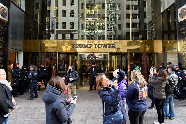 People stop to take photographs outside Trump Tower where Republican president-elect Donald Trump lives in the Manhattan borough of New York, US, November 27, 2016. (Photo: Reuters)