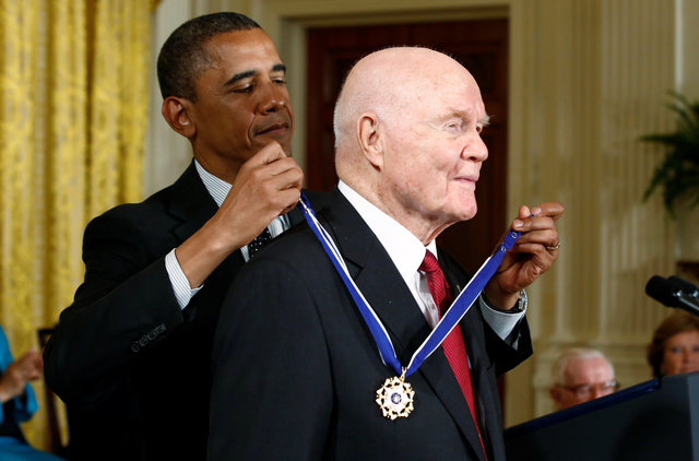 President Barack Obama awards a 2012 Presidential Medal of Freedom to astronaut and former US Senator John Glenn (Photo: Reuters)