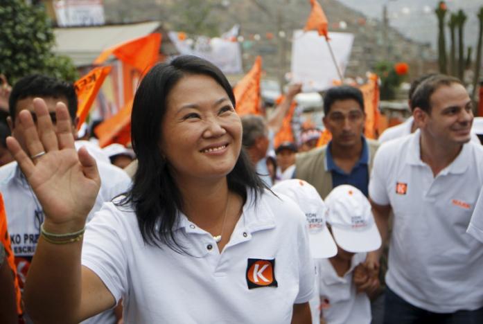 Keiko Fujimori of the Fuerza Popular (Popular Force) party greets supporters during a campaign rally in San Juan de Lurigancho, on the outskirts of Lima, February 20, 2016 (Photo: Reuters)