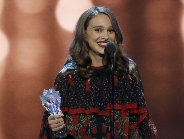 Natalie Portman giành giải thưởng nữ diễn viên chính hay nhất. Photo Courtesy: Reuters