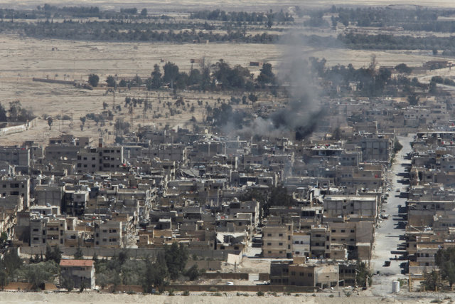 Smoke rises from the modern city of Palmyra, in Homs Governorate, Syria, April 1, 2016. (Photo: Reuters/ File Photo)