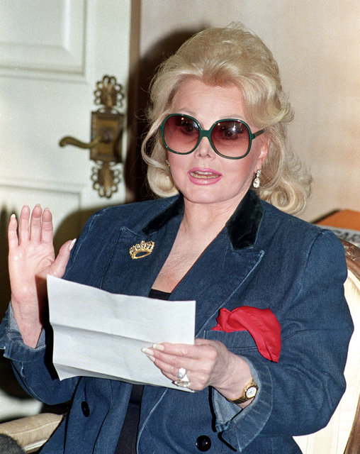 Actress Zsa Zsa Gabor reads a statement at her home in Beverly Hills, California, US in this November 13, 1992 file photo. (Photo: Reuters/ File Photo)