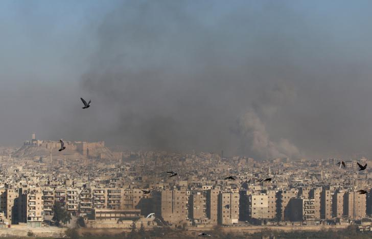 Smoke rises from a rebel-held area of Aleppo, Syria December 9, 2016 (Photo: Reuters)