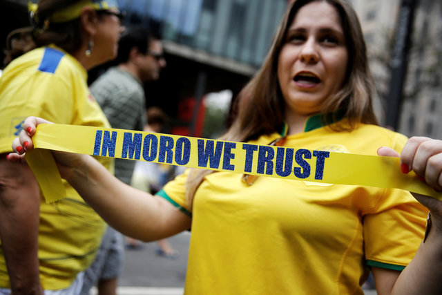 A woman holds a ribbon in reference to Brazil's federal judge Sergio Moro as she attends a protest against corruption at Paulista Avenue in Sao Paulo, Brazil, December 4, 2016. (Photo: Reuters)