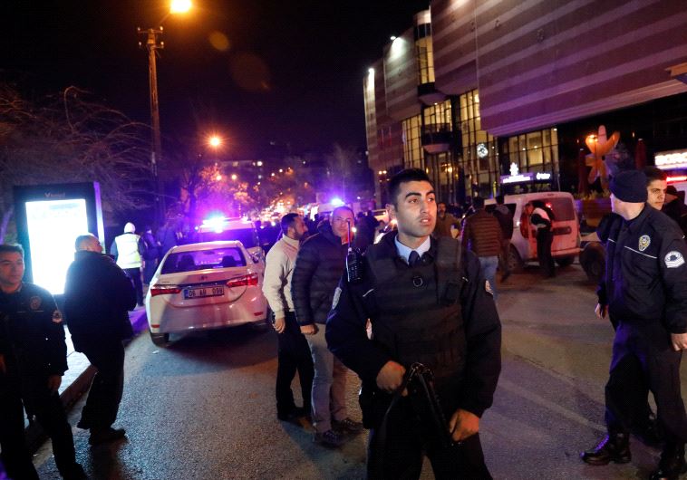 Cảnh sát Thổ Nhĩ Kỳ bao vây khu vực ông Andrey Karlov bị bắn. Photo Courtesy: Reuters