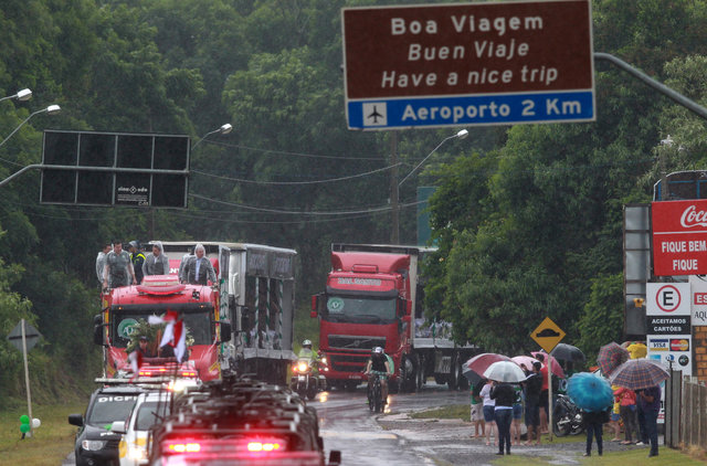 Trucks carry the coffins of victims of the plane crash in Colombia on their way to the Arena Conda stadium in Chapeco, Brazil, December 3, 2016. (Photo: Reuters)
