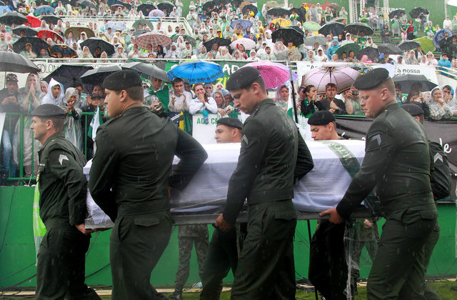 The coffin of one of the victims of the plane crash in Colombia arrives at the Arena Conda stadium in Chapeco, Brazil, December 3, 2016. (Photo: Reuters)