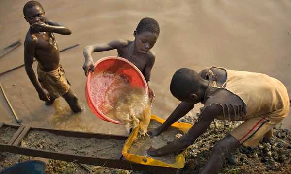 Boys pan for gold on a riverside at Iga Barriere, 25 km from Bunia, in the resource-rich Ituri region of eastern Congo February 16, 2009 (Photo: Reuters)