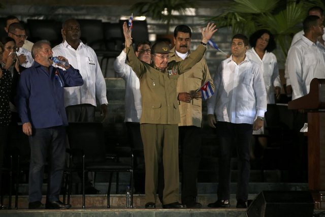 Former Brazilian President Luiz Inacio Lula da Silva (L), Venezuelan President Nicolas Maduro (C, rear) and Raul Castro's grandson and bodyguard Raul Rodriguez Castro (R) look on as Cuban President Raul Castro gestures at a tribute to former Cuban leader Fidel Castro in Santiago de Cuba, Cuba, December 3, 2016. (Photo: Reuters)