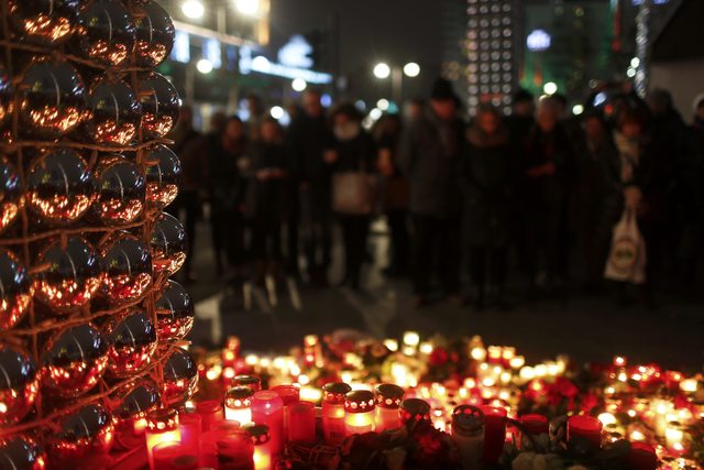 Candles burn at a Christmas market at Breitscheidplatz in Berlin, to commemorate the 12 victims of a truck that ploughed into the crowded market. (Photo: Reuters)
