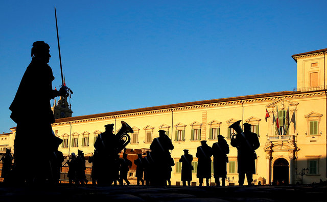 The Italian Carabinieri band performs before President Sergio Mattarella starts consultations at the Quirinale Palace in Rome, Italy, December 8, 2016. (Photo: Reuters/ File Photo)