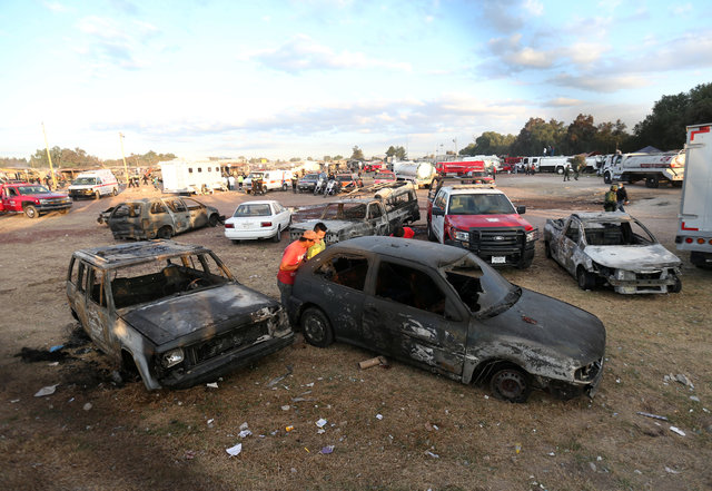 People look at a burnt car after an explosion at the San Pablito fireworks market outside the Mexican capital on Tuesday, in Tultepec, Mexico, December 20, 2016.(Photo: Reuters)