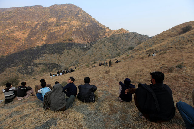 Residents look at the site of a plane crash near the village of Saddha Batolni, near Abbotabad, Pakistan December 8, 2016. (Photo: Reuters)