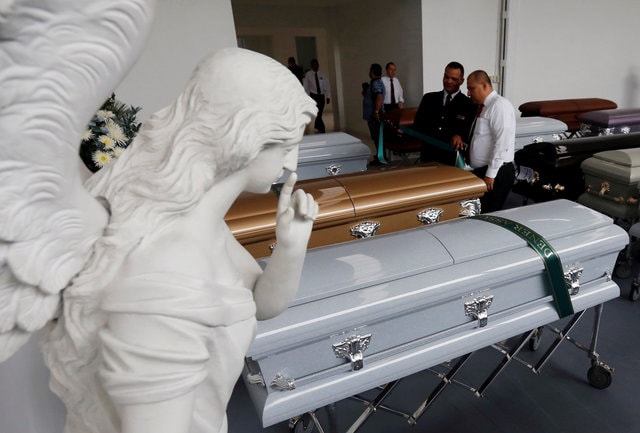 Những cỗ quan tài của các thành viên của đội bóng Chapecoense bị thiệt mạng khi máy bay chở họ rơi ở Colombia. Photo Courtesy: Reuters