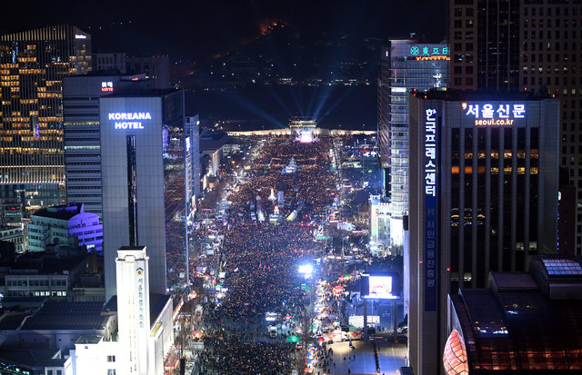 Protesters hold candles during a rally against South Korean President Park Geun-Hye in central Seoul, South Korea December 10, 2016. (Photo: Reuters)
