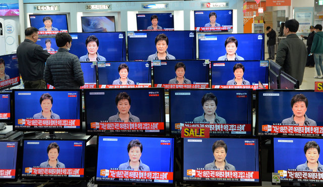 People watch television broadcast of a news report on President Park Geun-hye releasing a statement to the public in Seoul, South Korea, November 29, 2016. (Photos: Park Ji-hye/News1 by Reuters) 