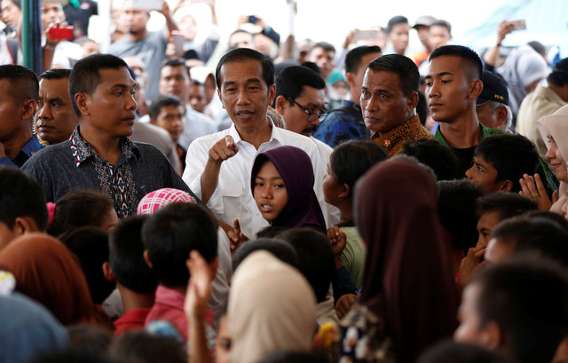 Tổng thống Joko Widodo (áo trắng giữa) đã đến huyện Pidie Jaya để xem xét tình hình. Photo Courtesy: Reuters