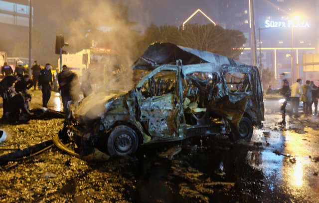 A damaged vehicle is seen after a blast in Istanbul, Turkey, December 10, 2016. (Photo: Reuters)