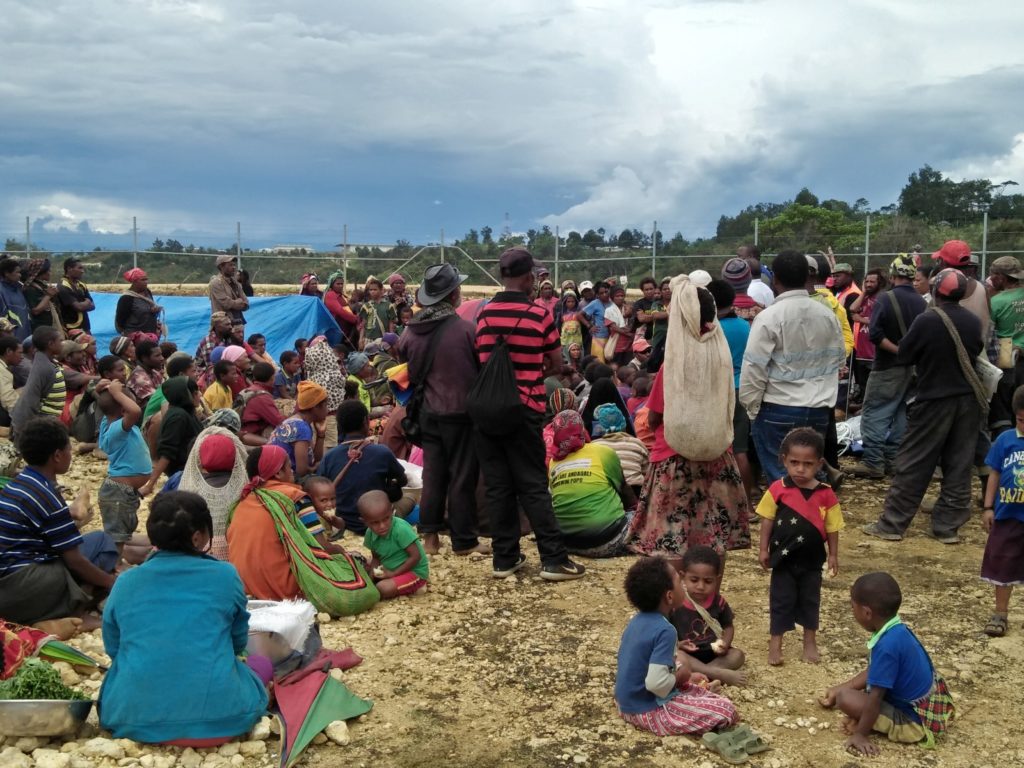 Papua New Guinea aid workers race to deliver supplies as aftershocks