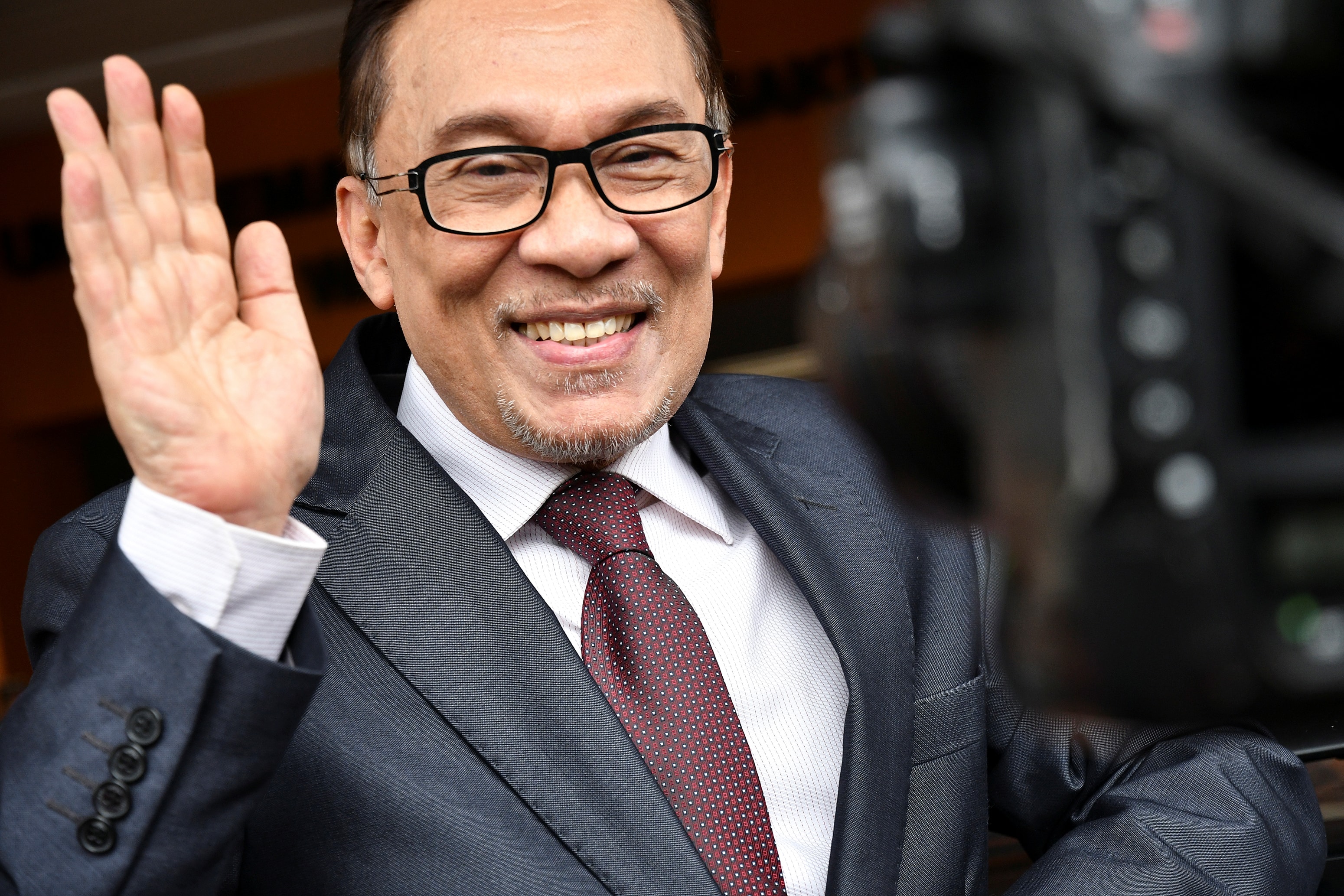 Jailed Malaysian leader Anwar Ibrahim walks free after royal pardon - TVTS