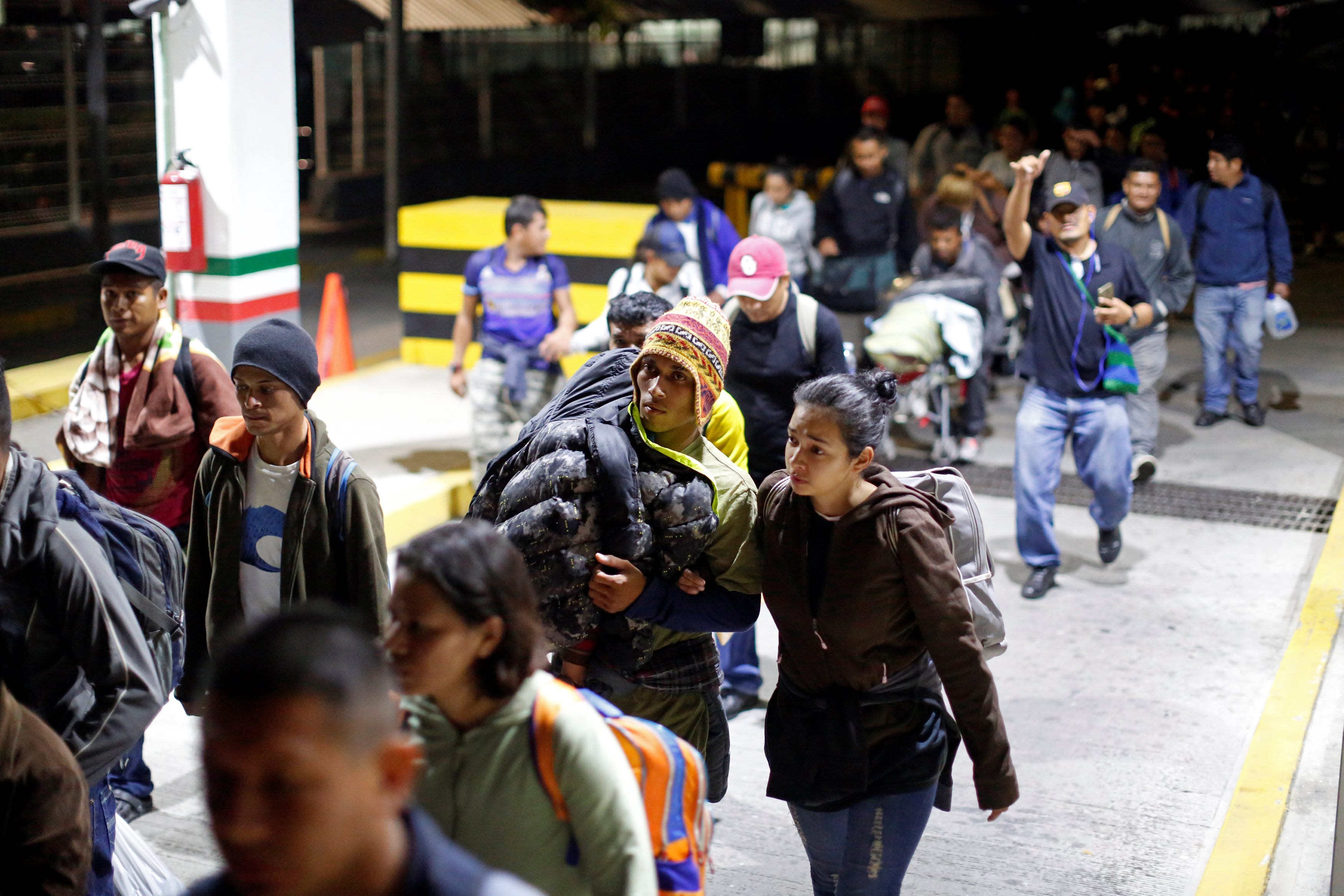 New caravan of Honduran migrants crosses into Mexico - TVTS